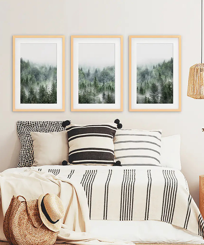 Minimalistisches 3er-Set mit grünen, nebelverhangenen Bergwald-Drucken
