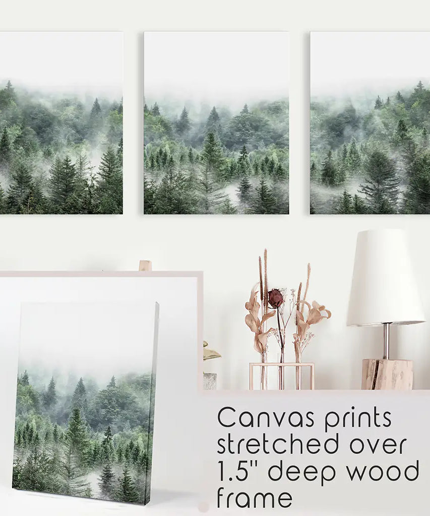 Minimalistisches 3er-Set mit grünen, nebelverhangenen Bergwald-Drucken