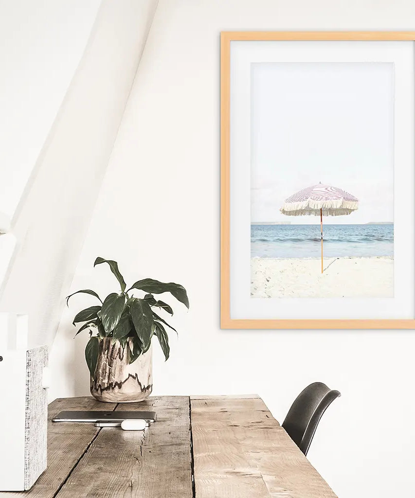 Mädchen Kinderzimmer Wanddekoration. Rosa Regenschirm, blauer Ozean