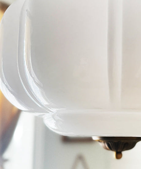 Handgefertigte bauchige Milchglas-Pendelleuchte