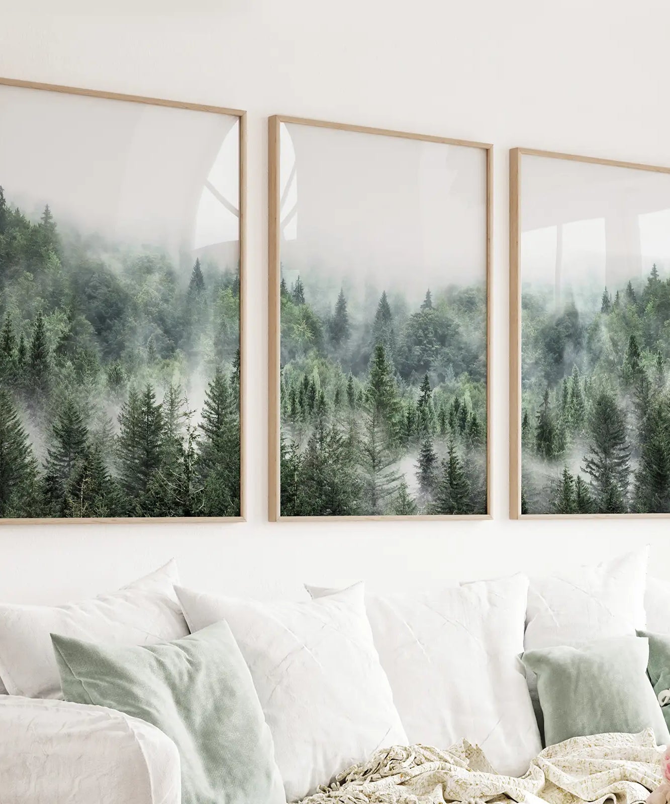 Minimalistisches 3er-Set mit grünen, nebelverhangenen Bergwald-Drucken