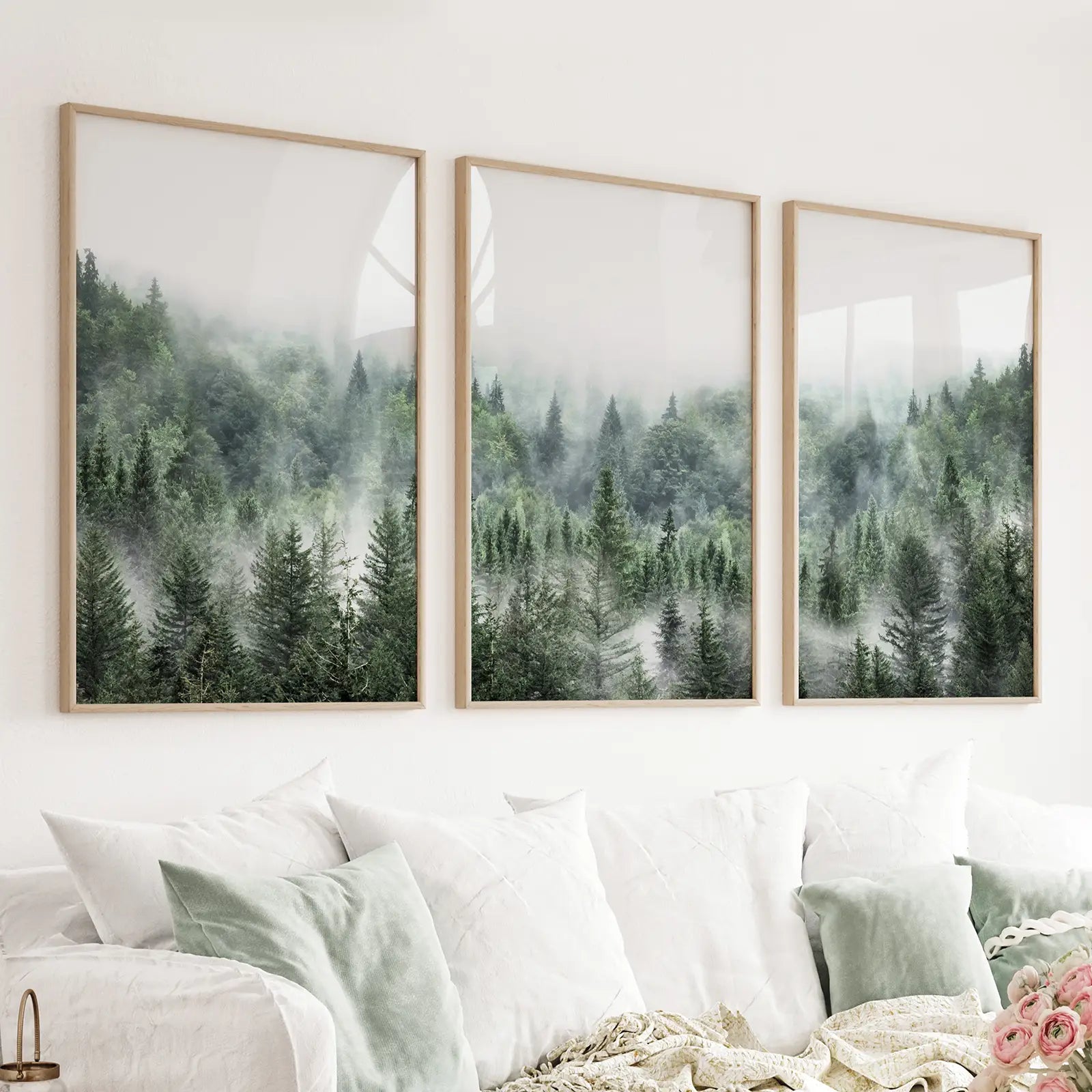 Minimalistisches 3er-Set mit grünen, nebelverhangenen Bergwald-Drucken