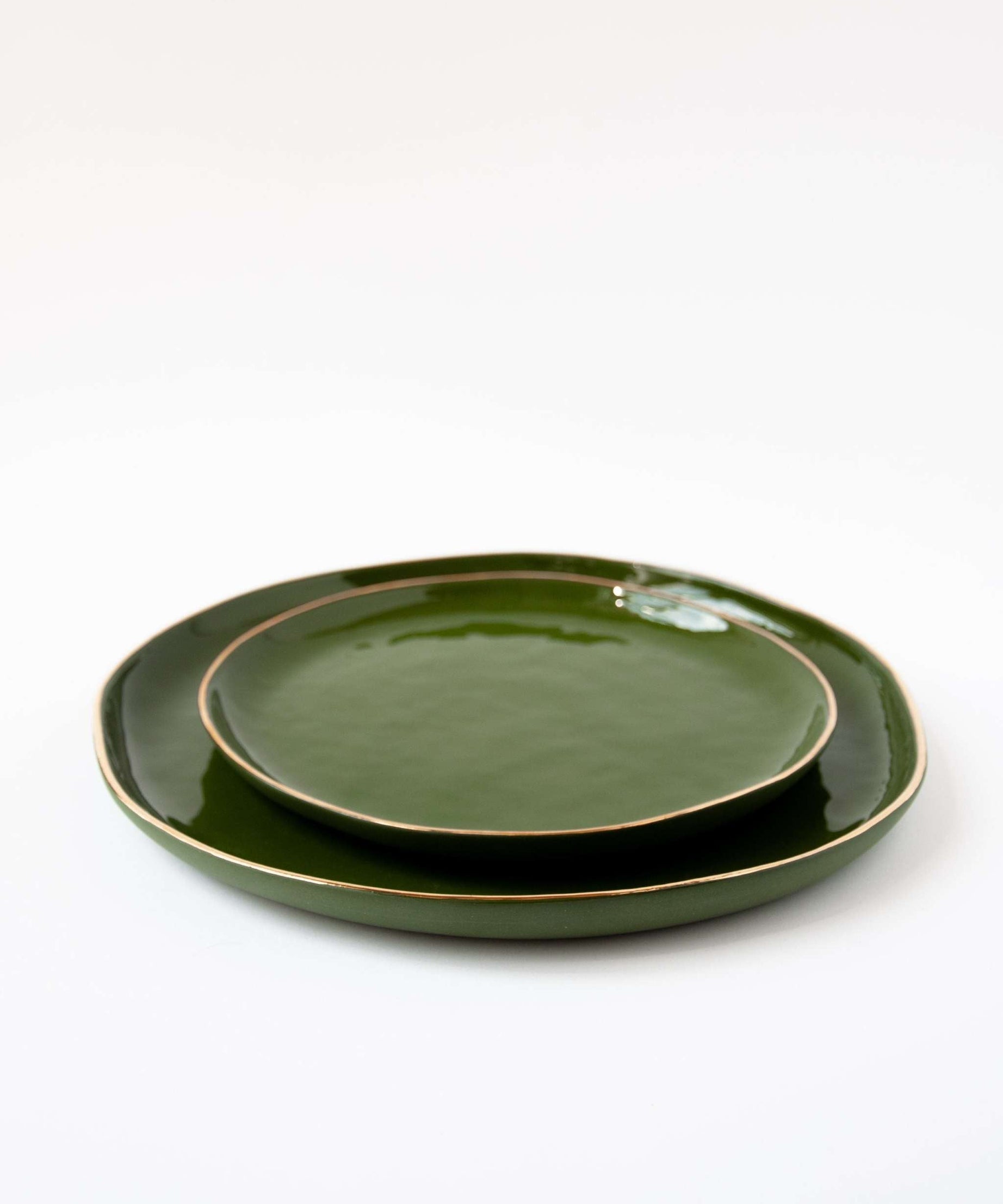 Handgemachte Porzellan-Speiseteller mit Goldrand. Grün