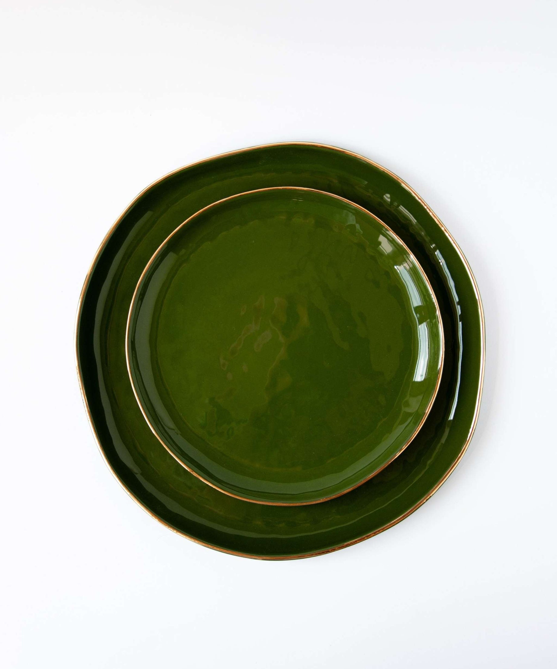 Handgemachte Porzellan-Speiseteller mit Goldrand. Grün