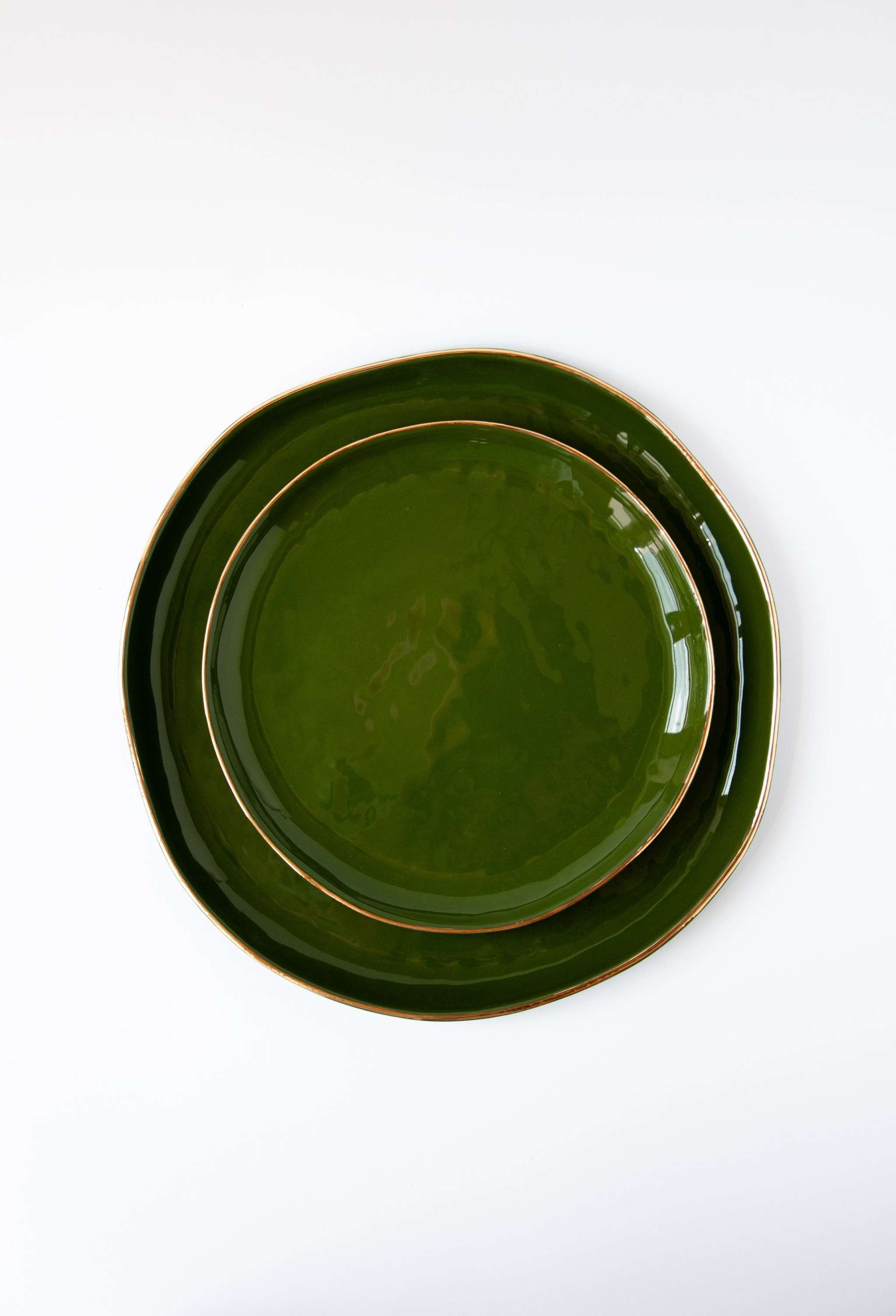 Handgemachte Porzellan-Speiseteller mit Goldrand. Grün
