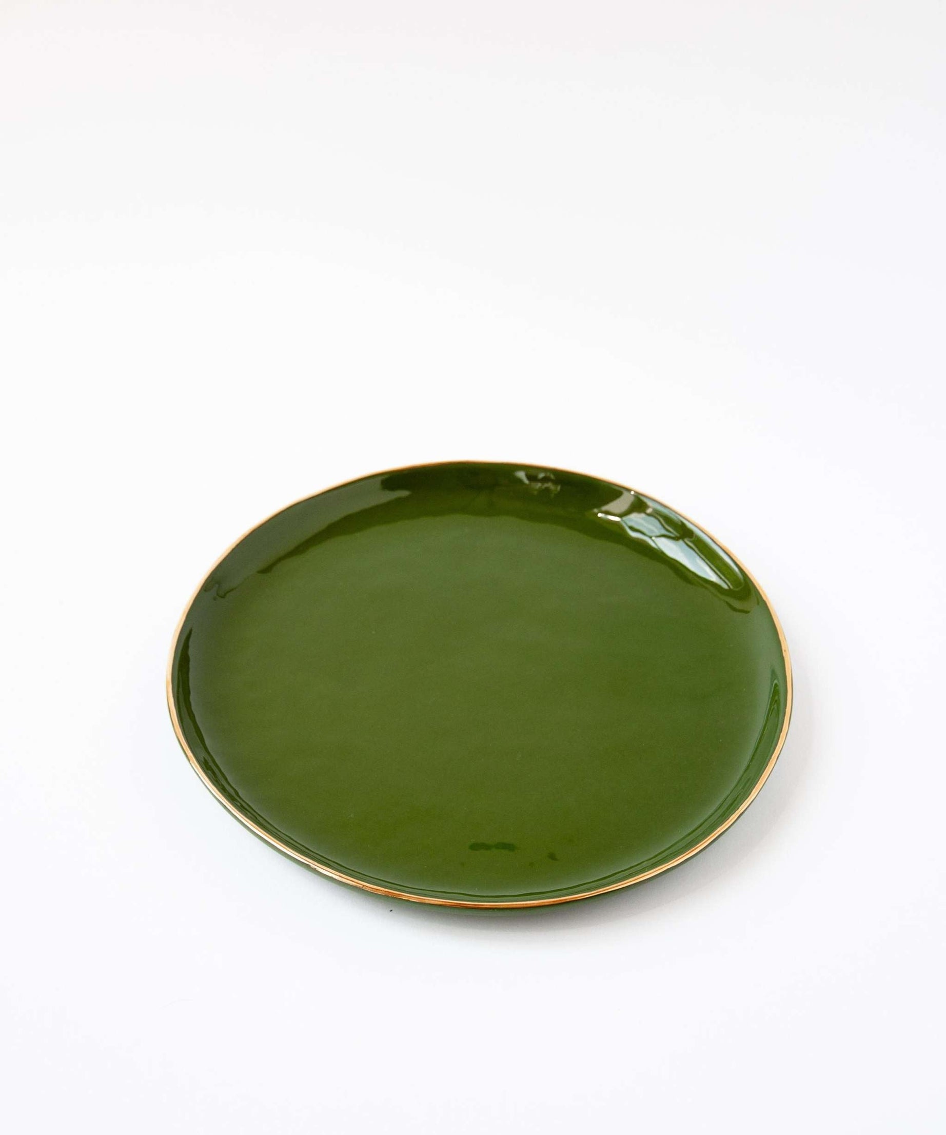 Handgemachte Porzellan-Speiseteller mit Goldrand. Grün