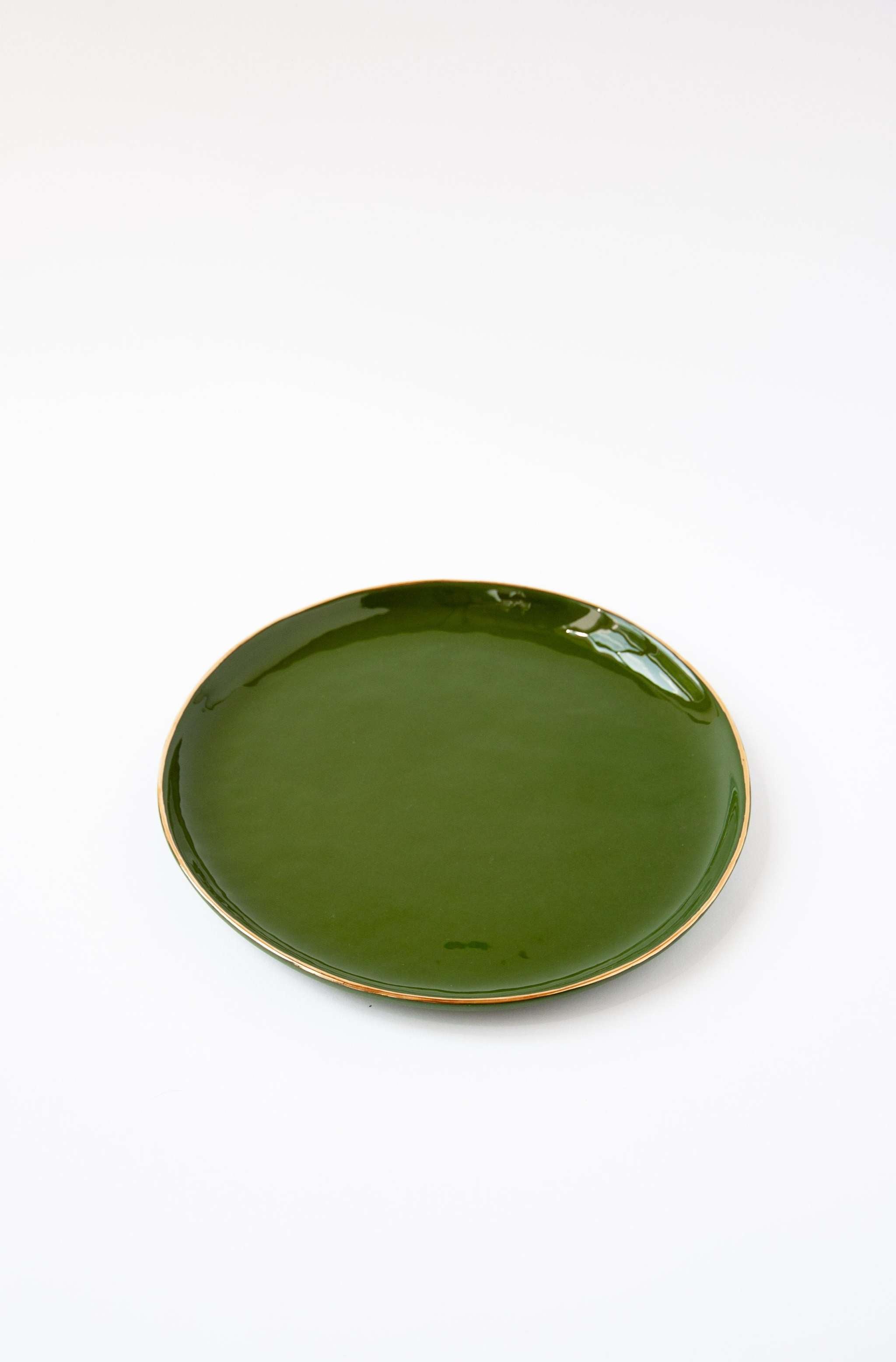 Handgemachte Porzellan-Speiseteller mit Goldrand. Grün