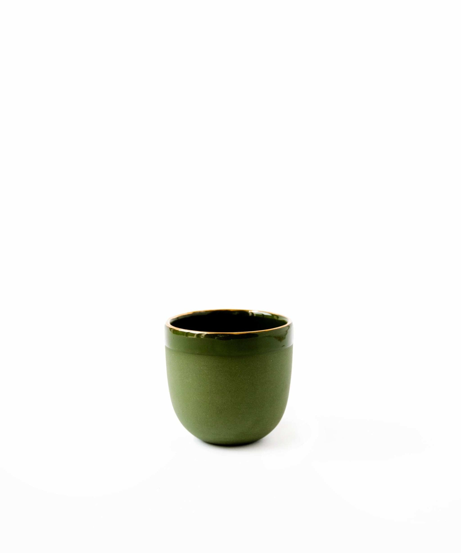 Handgefertigte Espressotasse aus Porzellan mit Goldrand. Grün