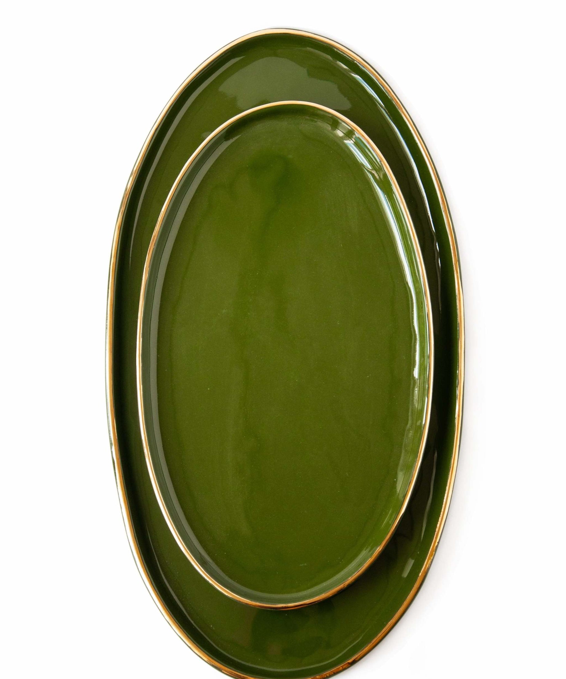 Porzellan ovale Servierplatte mit Goldrand. Grün