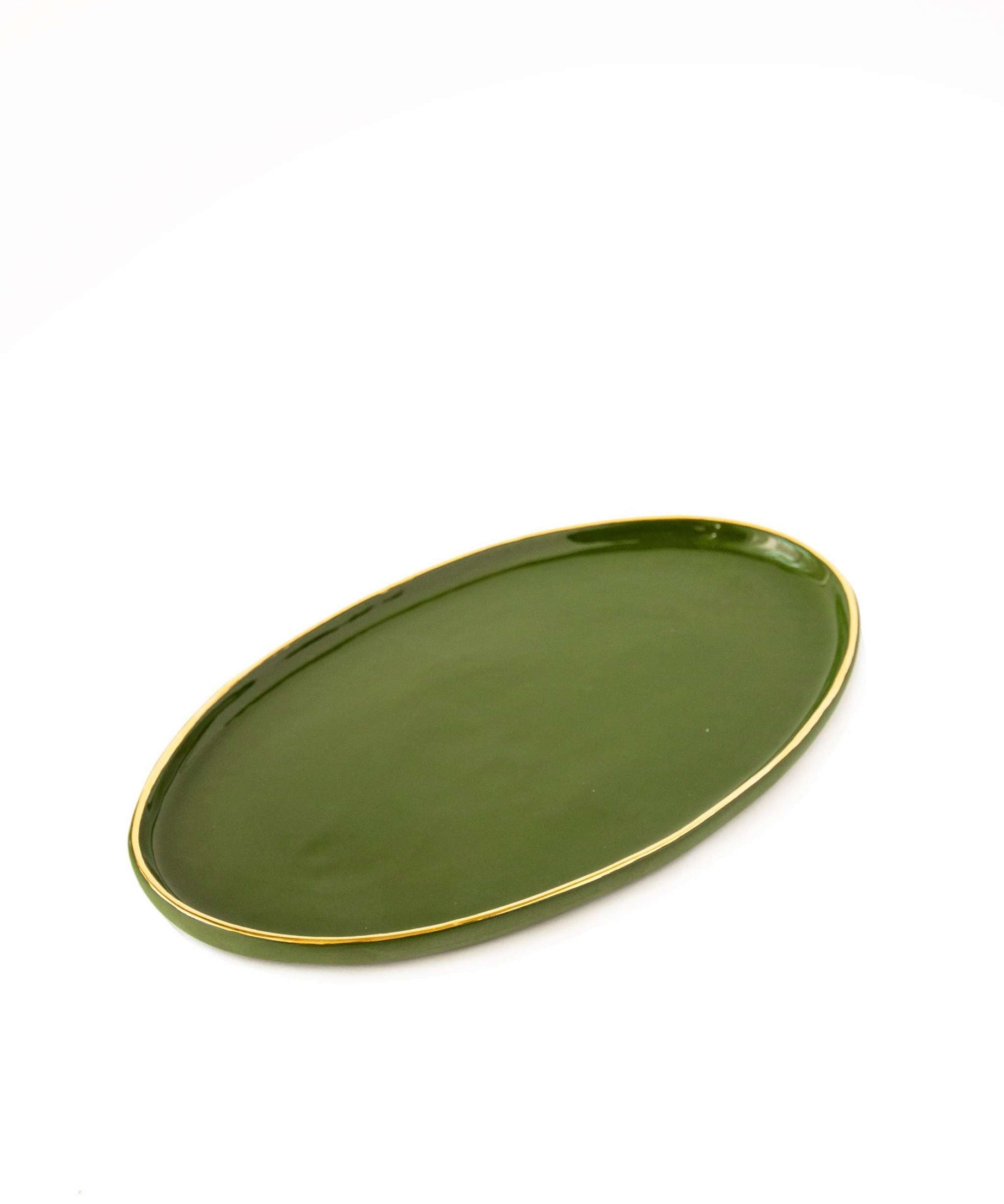Porzellan ovale Servierplatte mit Goldrand. Grün