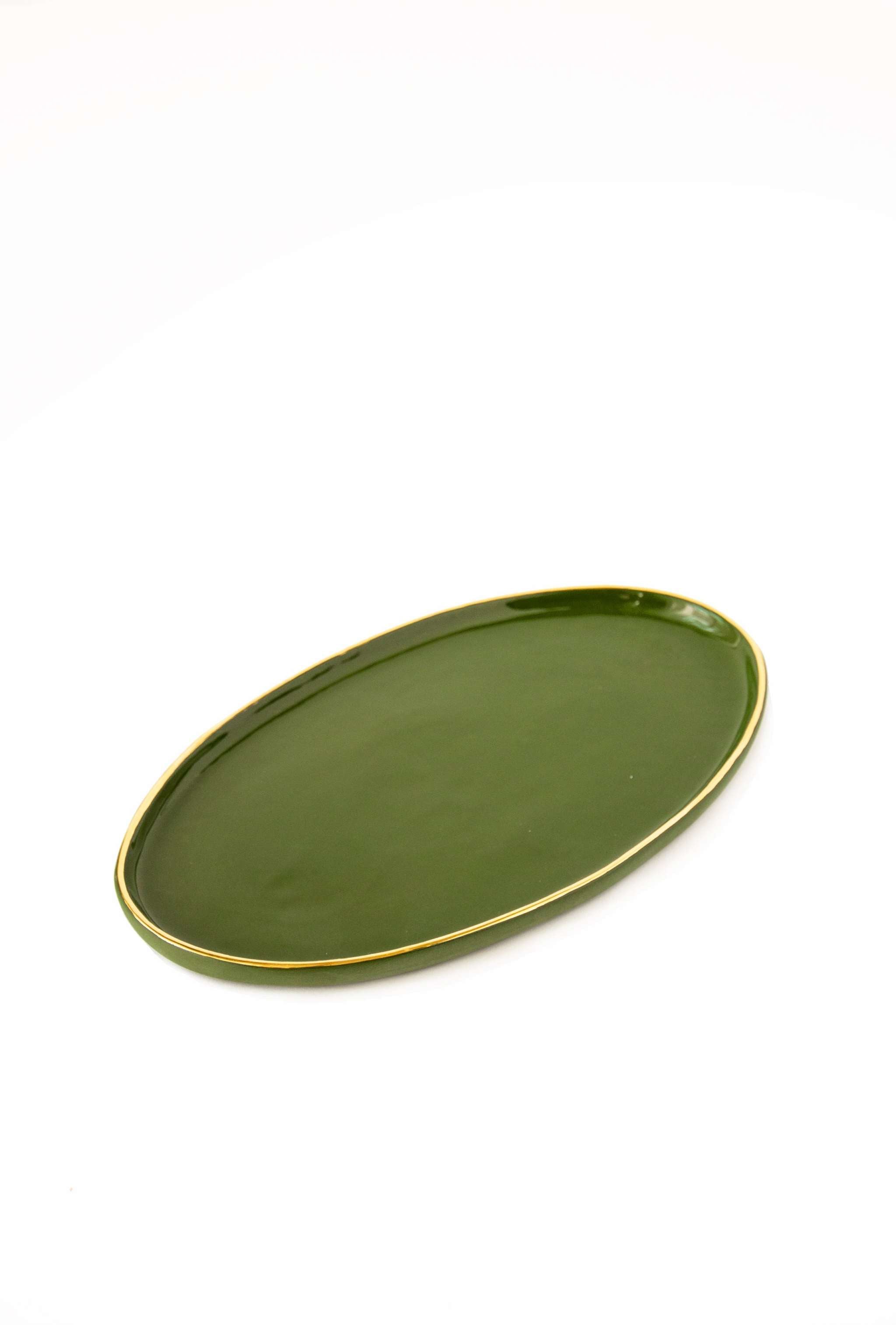 Porzellan ovale Servierplatte mit Goldrand. Grün