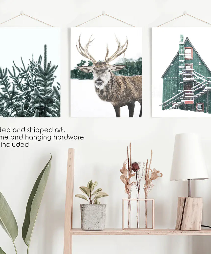 Rustikales Weihnachts-Wandkunst-Set. Bäume, Hirsche, grüne Blockhütte