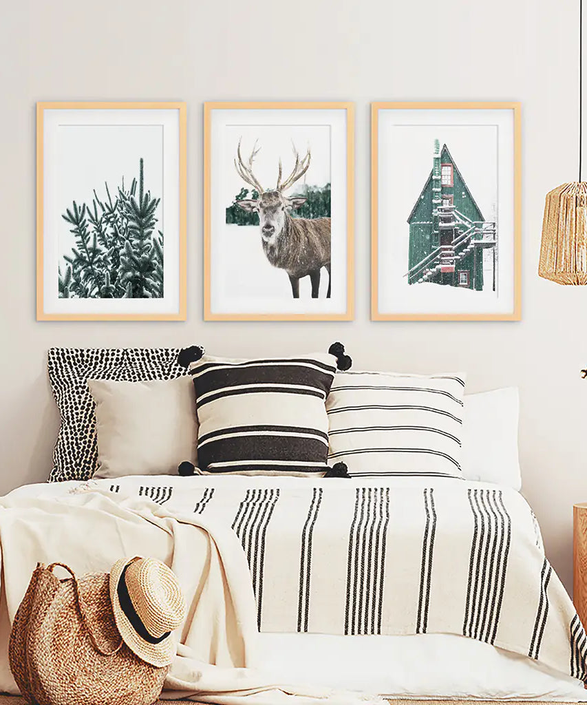 Rustikales Weihnachts-Wandkunst-Set. Bäume, Hirsche, grüne Blockhütte
