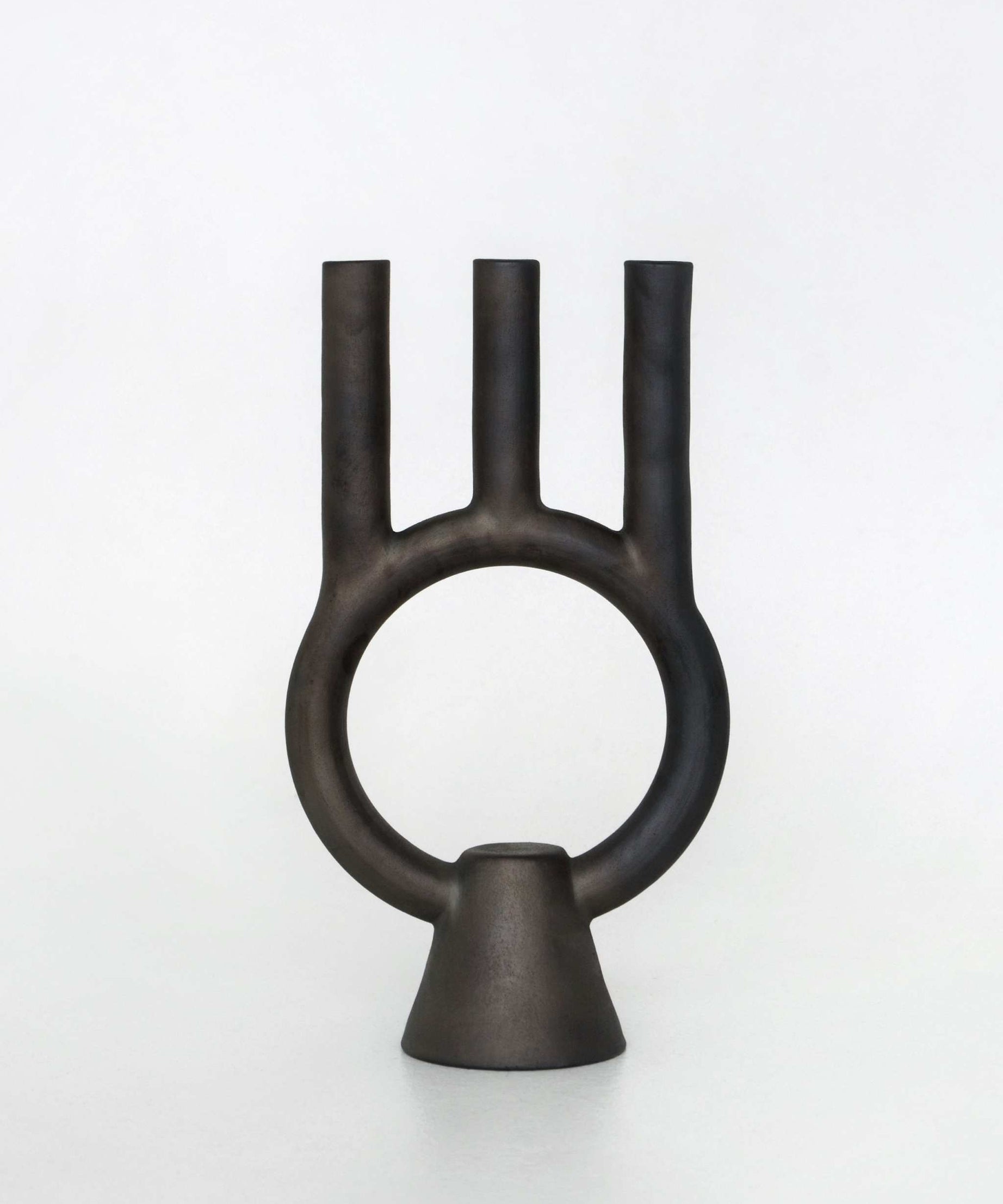 Rauchgebrannte Keramikschatten-Kerzenhalter.
