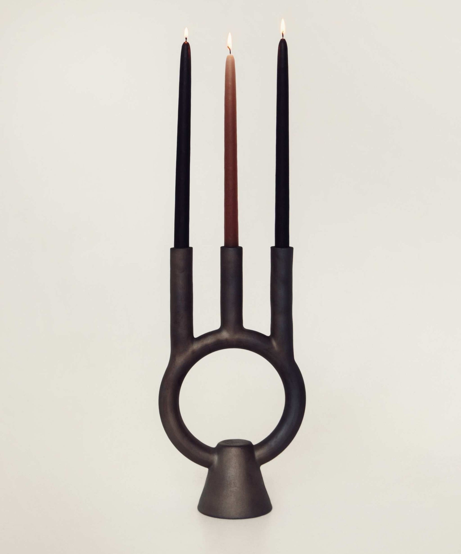 Rauchgebrannte Keramikschatten-Kerzenhalter.