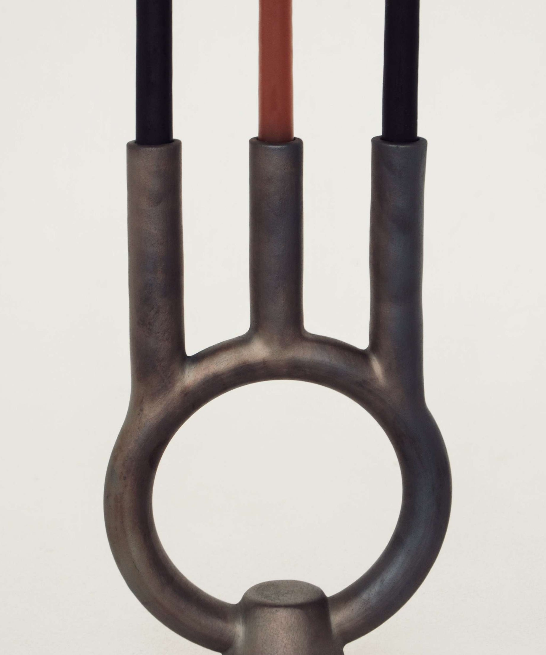 Rauchgebrannte Keramikschatten-Kerzenhalter.