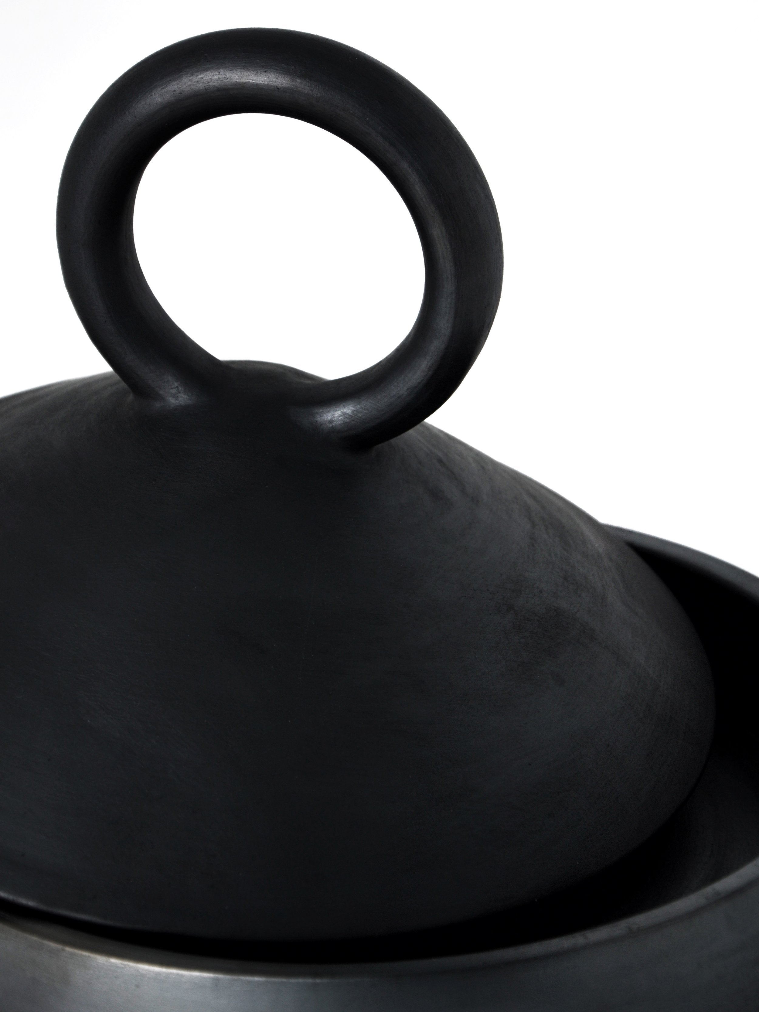 Shallow Serving Bowl with Lid Guculia. Shadow