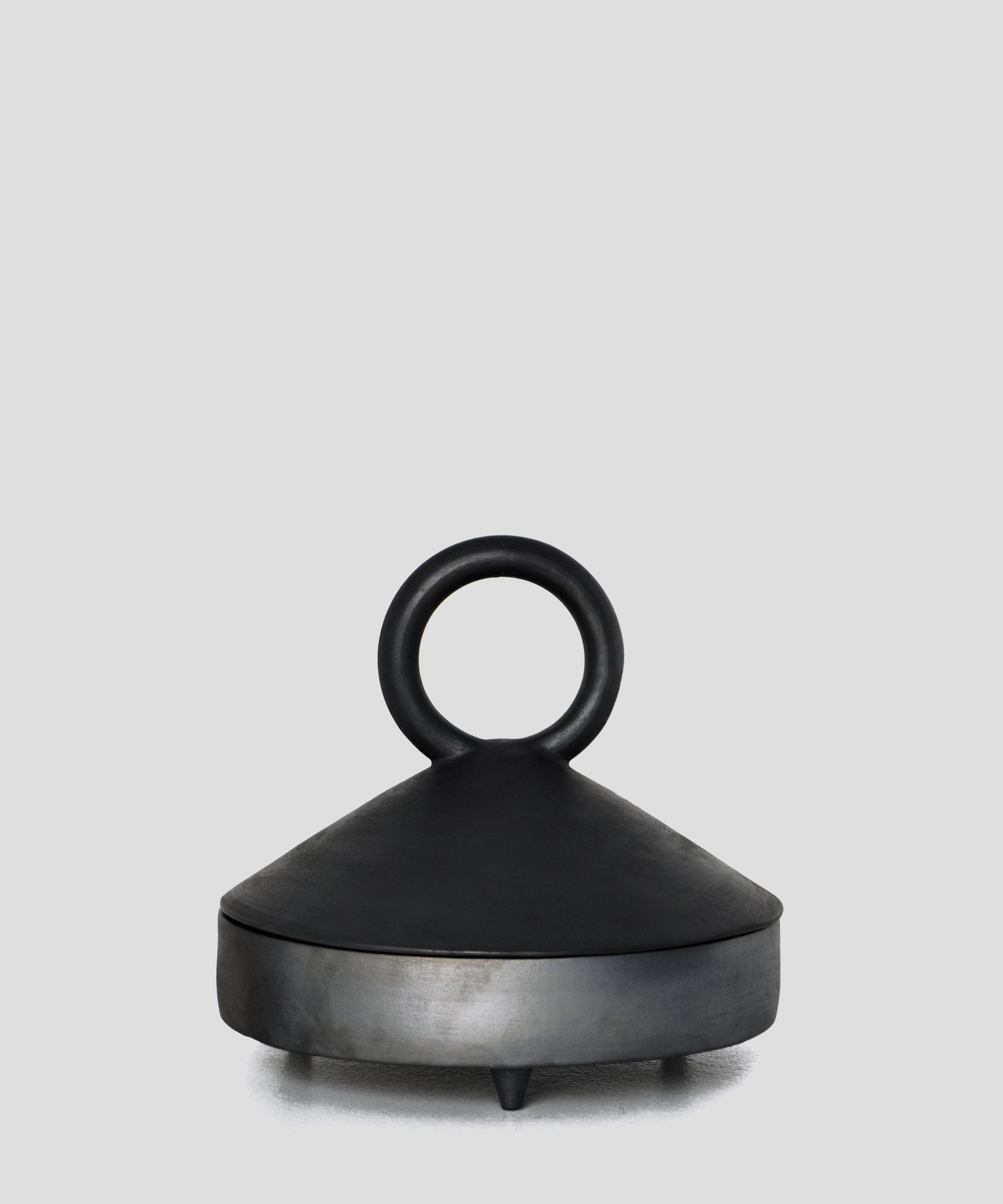 Flache Servierschale mit Deckel Guculia. Shadow