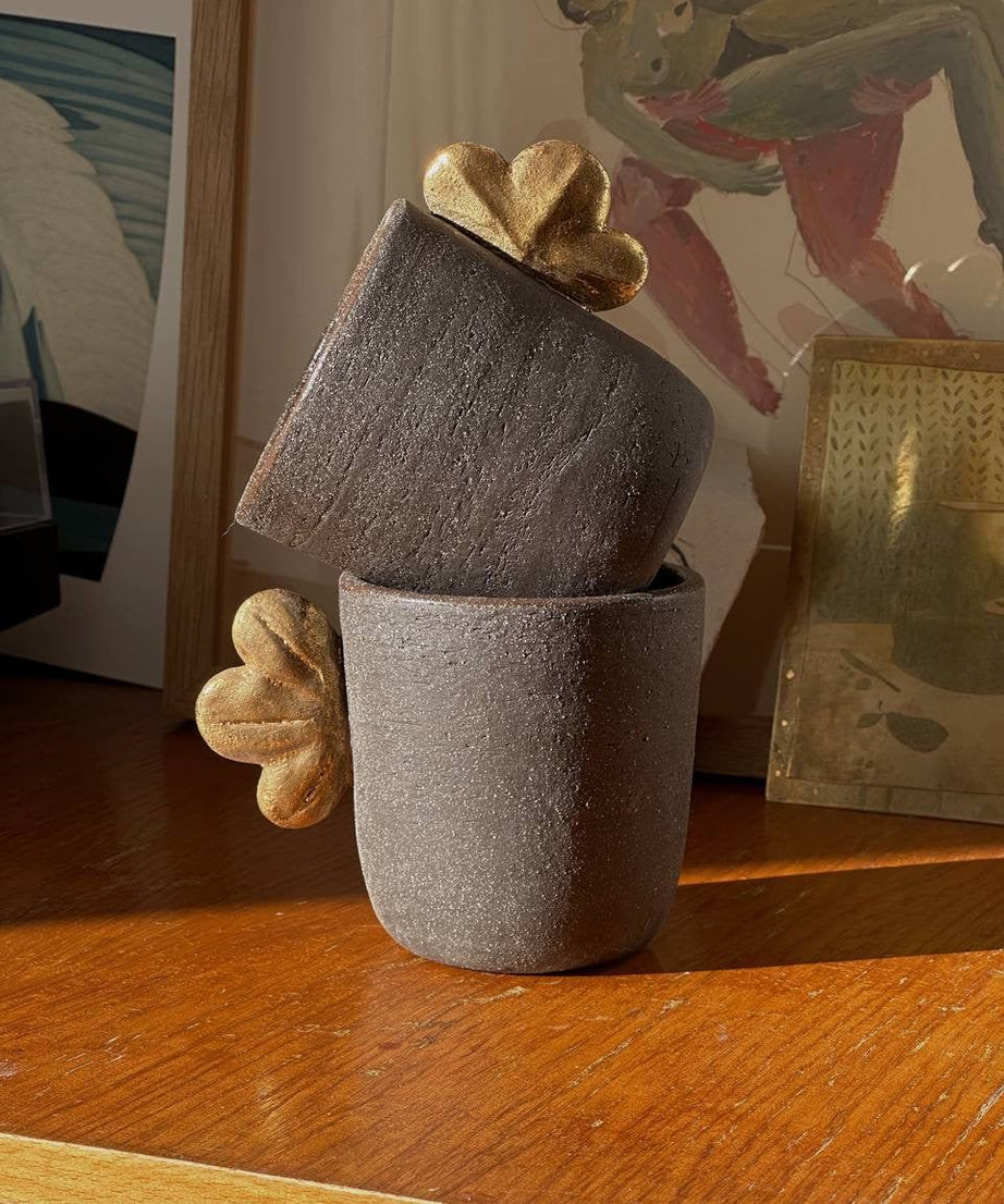 Handgemachte Steingut-Kaffeetasse "Pumpernickel" mit Blattgold