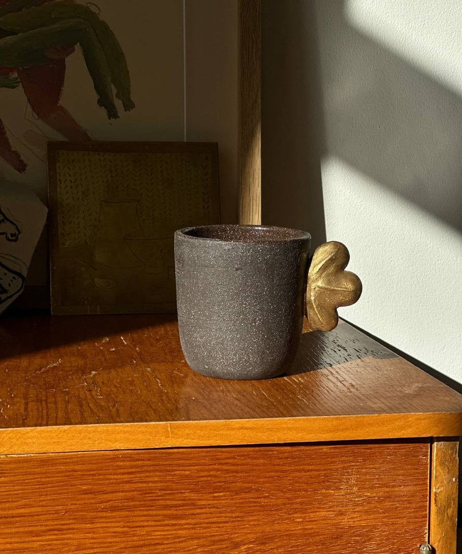 Handgemachte Steingut-Kaffeetasse "Pumpernickel" mit Blattgold