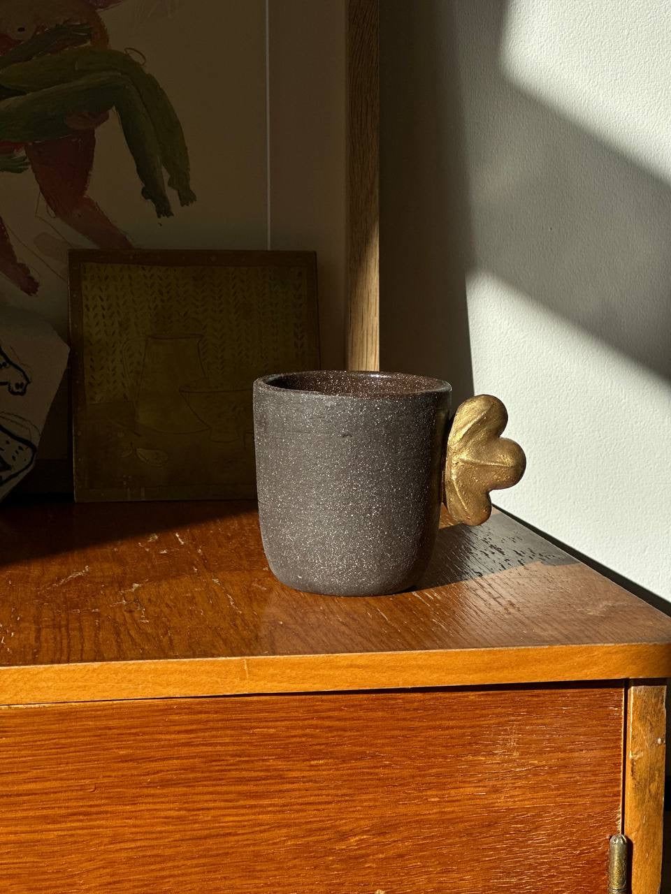 Handgemachte Steingut-Kaffeetasse "Pumpernickel" mit Blattgold