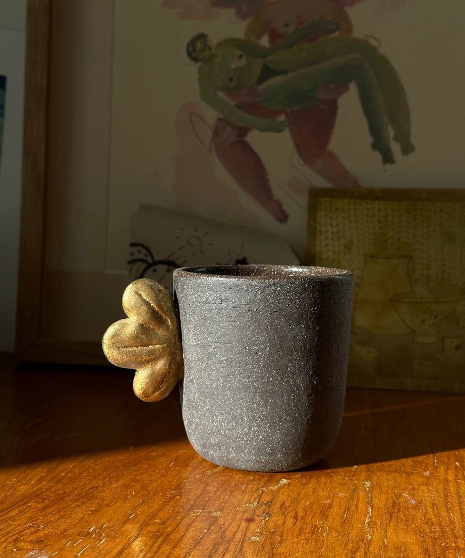Handgemachte Steingut-Kaffeetasse "Pumpernickel" mit Blattgold