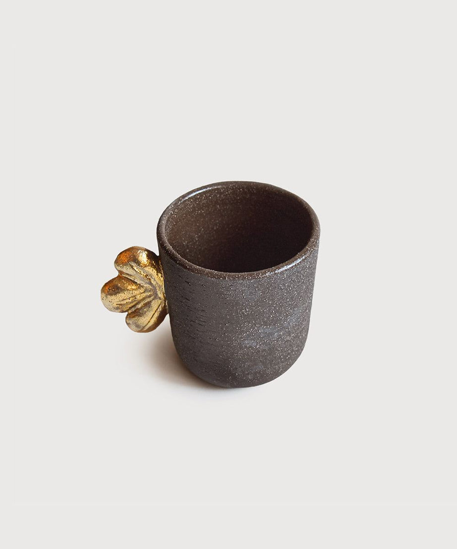 Handgemachte Steingut-Kaffeetasse "Pumpernickel" mit Blattgold