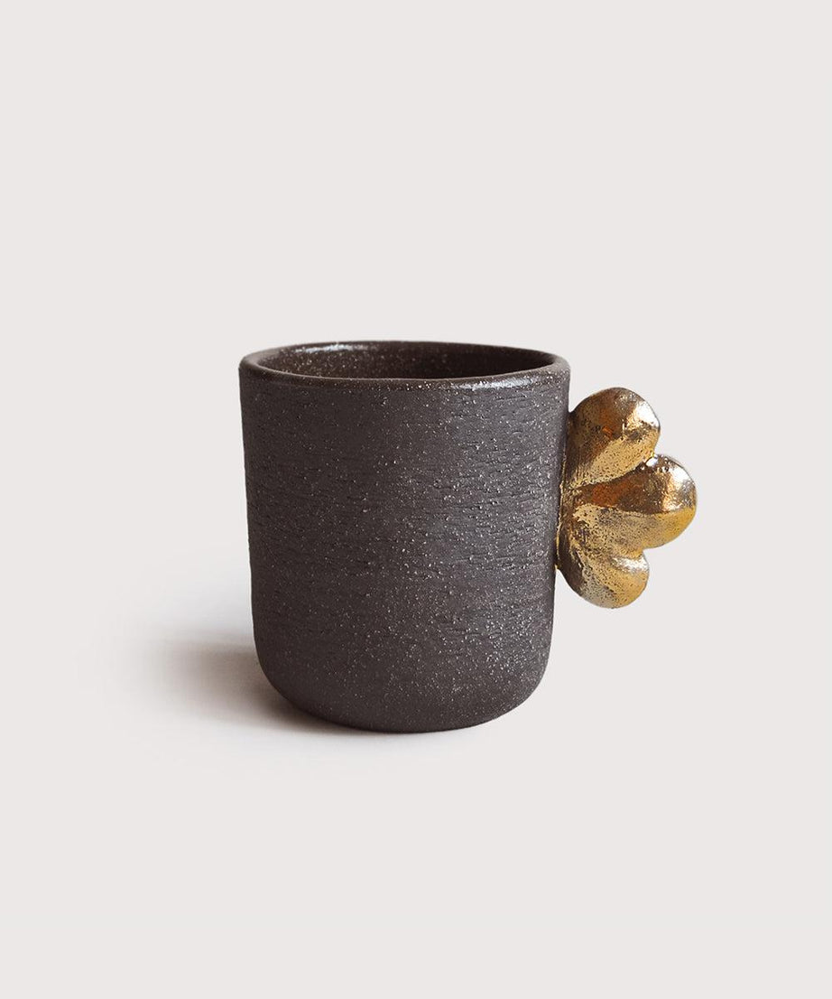 Handgemachte Steingut-Kaffeetasse "Pumpernickel" mit Blattgold