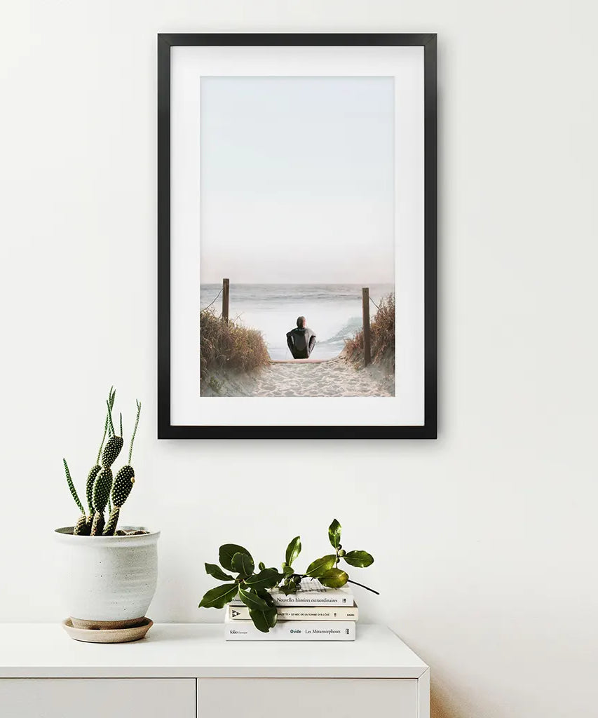 Inspirierender, entspannender Sommer-Druck. Surfer am Strand