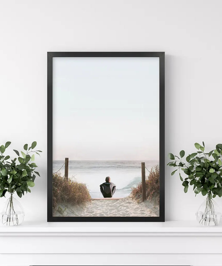 Inspirierender, entspannender Sommer-Druck. Surfer am Strand