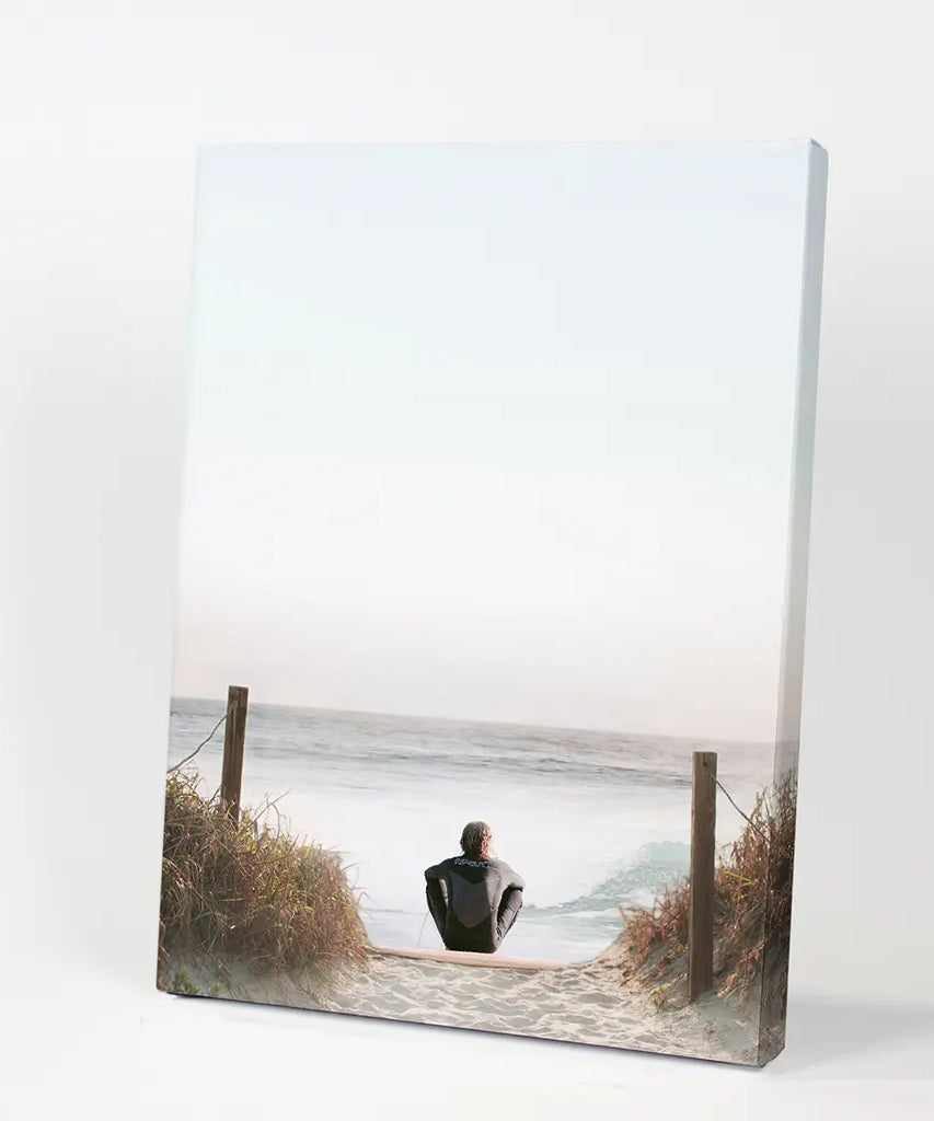 Inspirierender, entspannender Sommer-Druck. Surfer am Strand