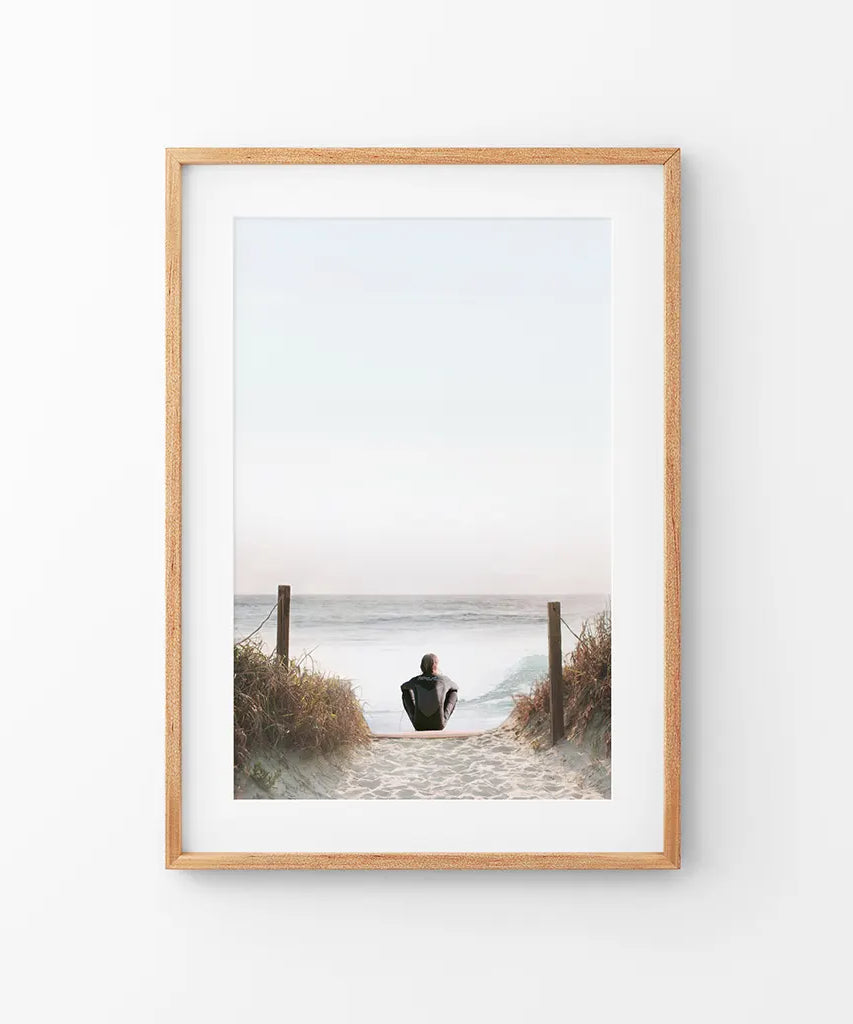 Inspirierender, entspannender Sommer-Druck. Surfer am Strand