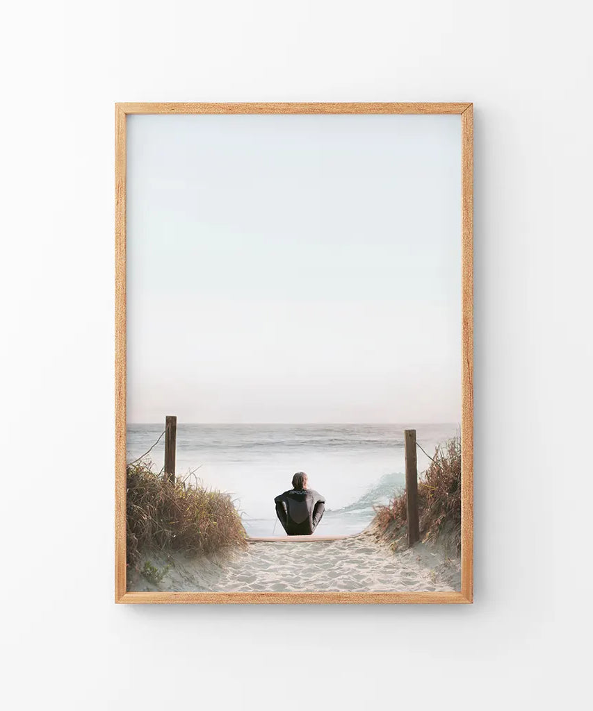 Inspirierender, entspannender Sommer-Druck. Surfer am Strand