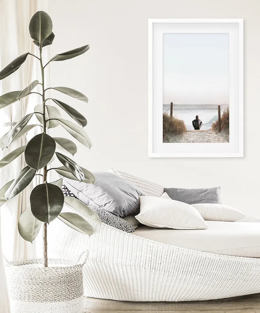 Inspirierender, entspannender Sommer-Druck. Surfer am Strand