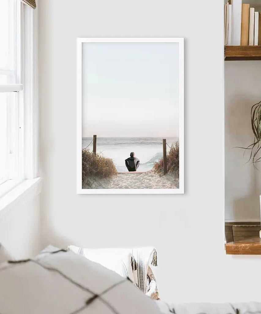 Inspirierender, entspannender Sommer-Druck. Surfer am Strand