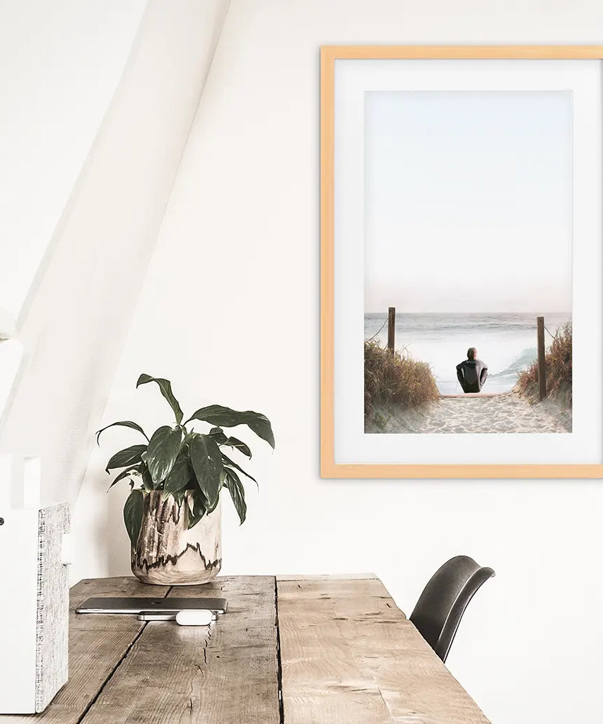 Inspirierender, entspannender Sommer-Druck. Surfer am Strand