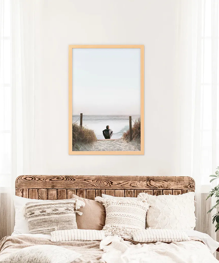 Inspirierender, entspannender Sommer-Druck. Surfer am Strand
