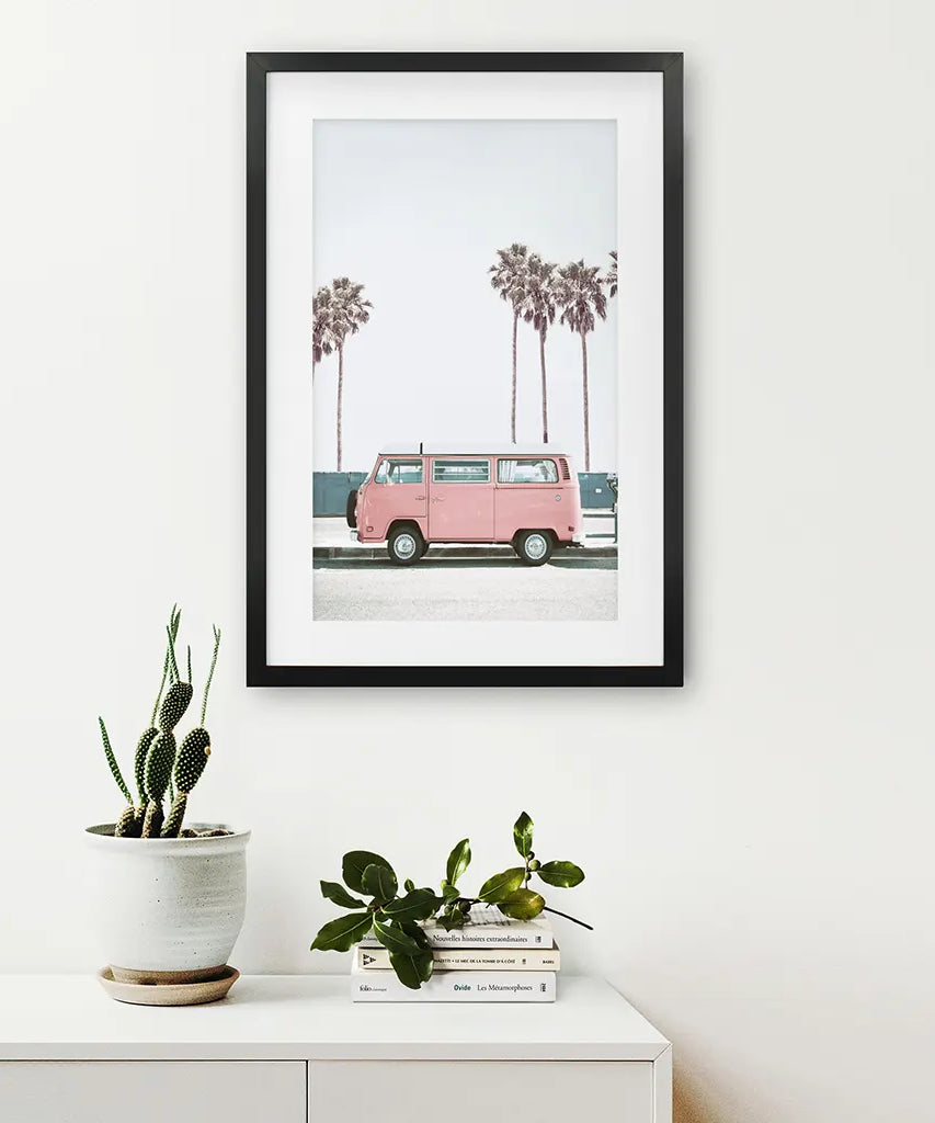 Reise-Deko für die Wand mit rosa Van. Kalifornischer Sommer
