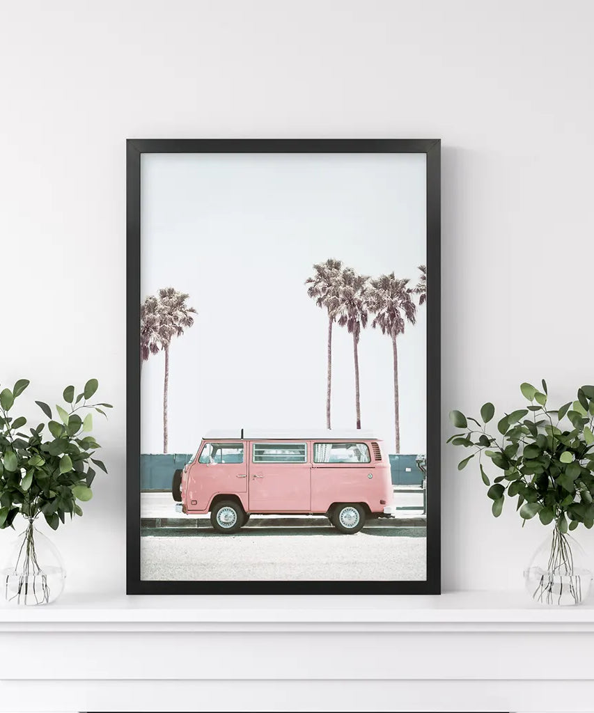 Reise-Deko für die Wand mit rosa Van. Kalifornischer Sommer