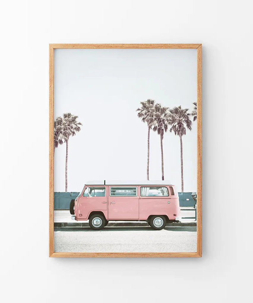 Reise-Deko für die Wand mit rosa Van. Kalifornischer Sommer