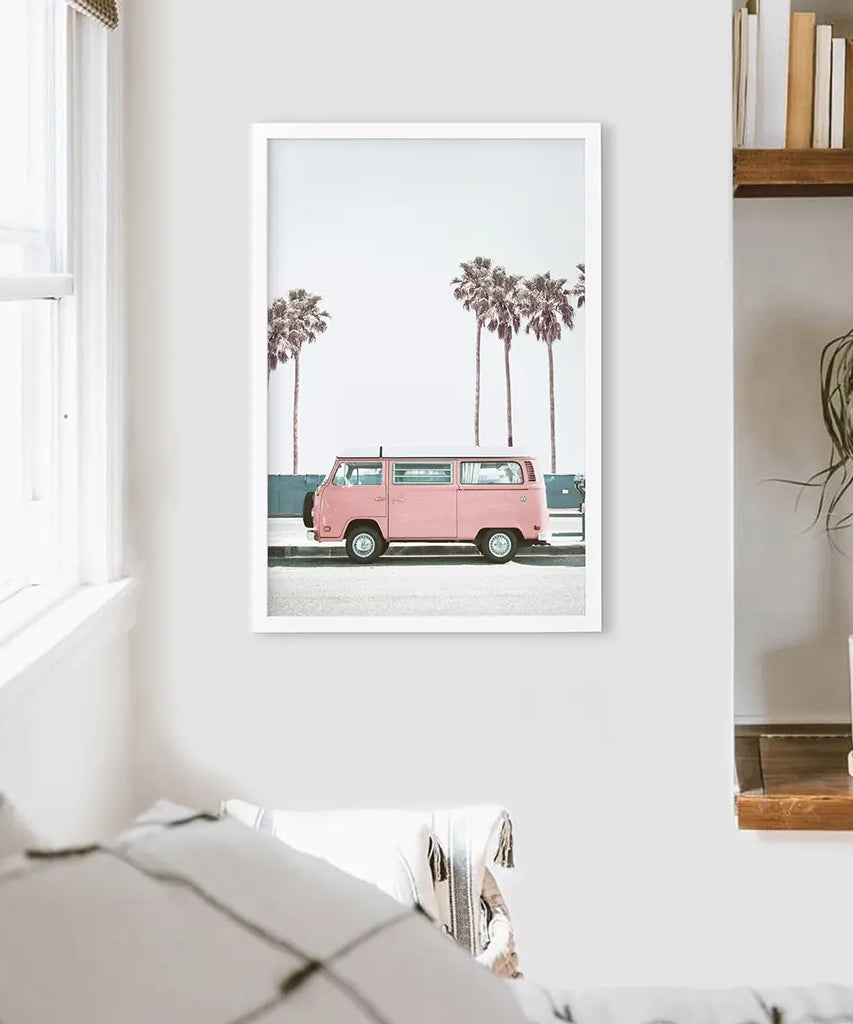 Reise-Deko für die Wand mit rosa Van. Kalifornischer Sommer