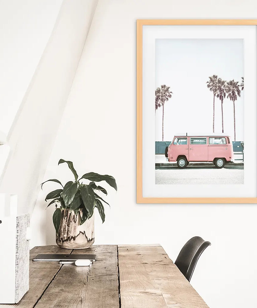 Reise-Deko für die Wand mit rosa Van. Kalifornischer Sommer