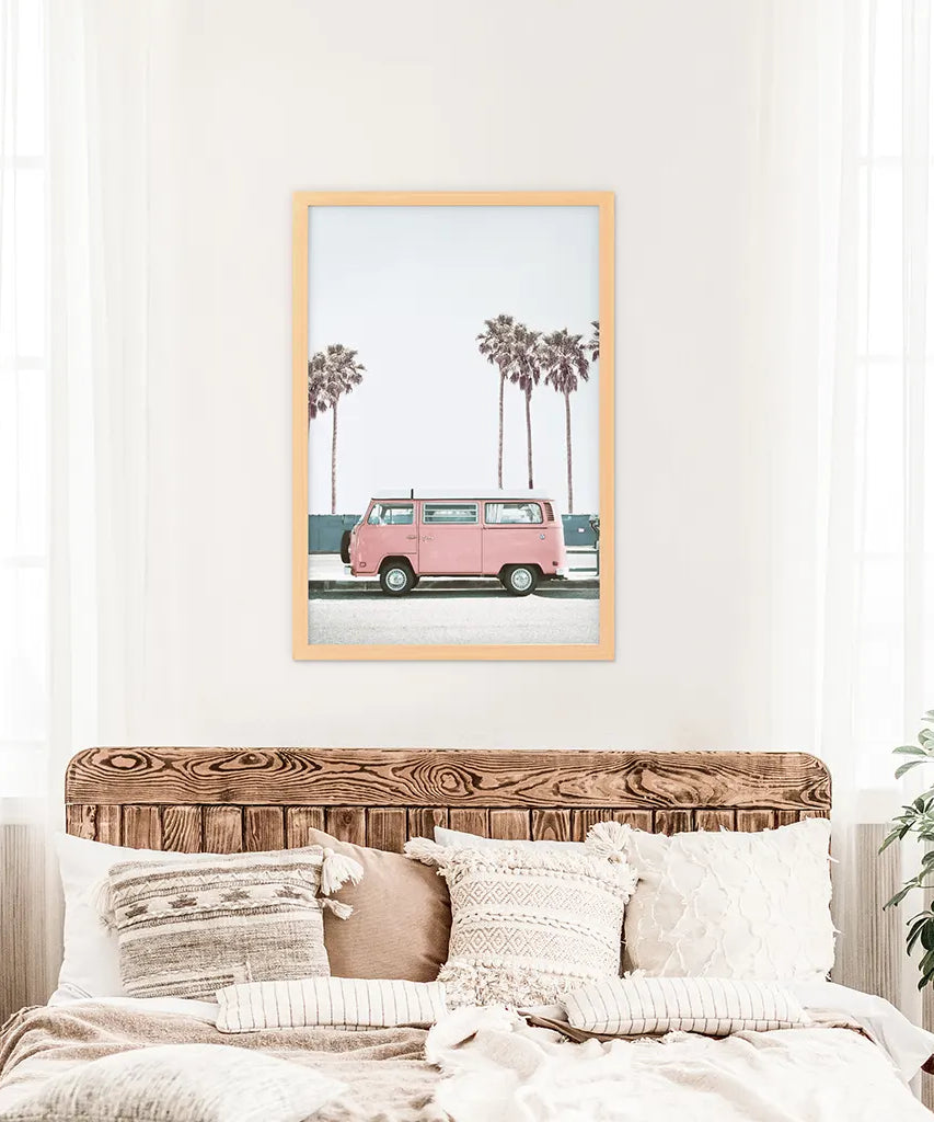 Reise-Deko für die Wand mit rosa Van. Kalifornischer Sommer