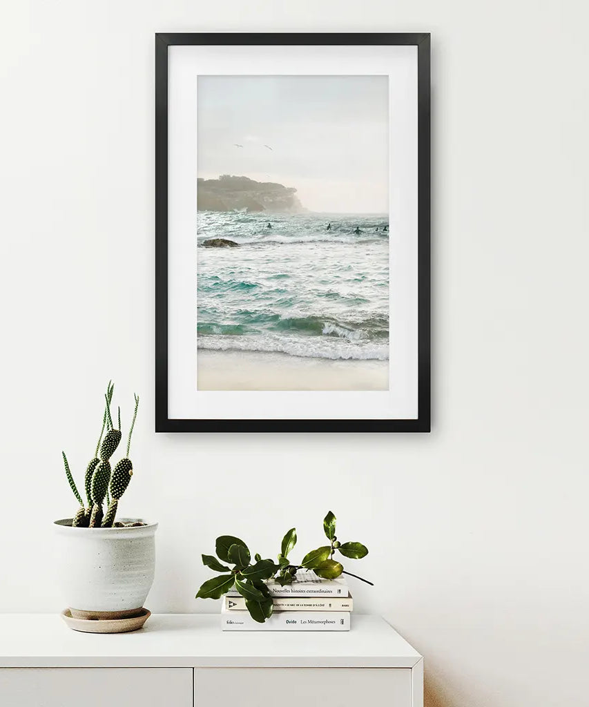 Nautisches Küstenfoto. Meereswellen und Felsen-Druck