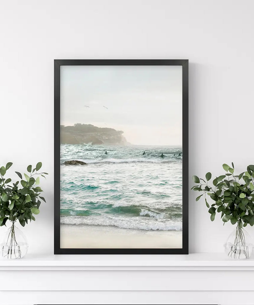Nautisches Küstenfoto. Meereswellen und Felsen-Druck
