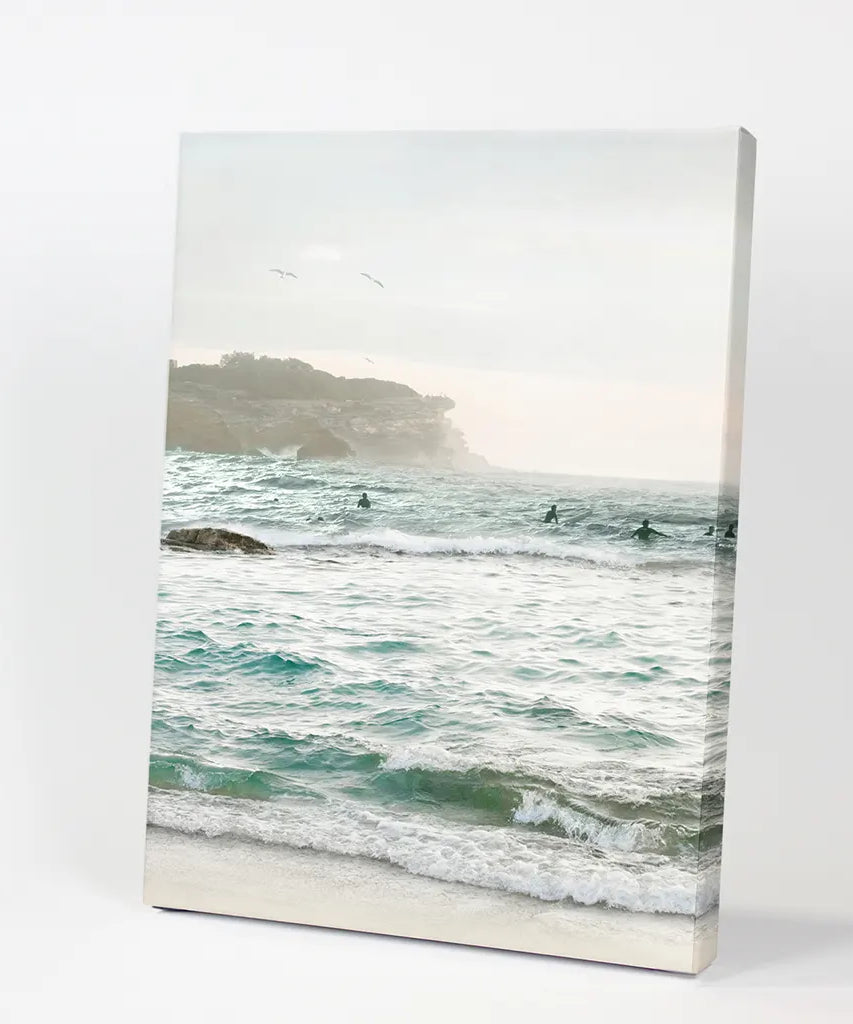 Nautisches Küstenfoto. Meereswellen und Felsen-Druck