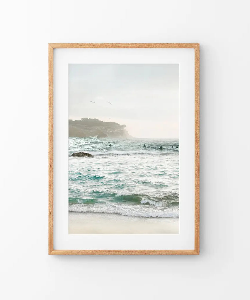 Nautisches Küstenfoto. Meereswellen und Felsen-Druck