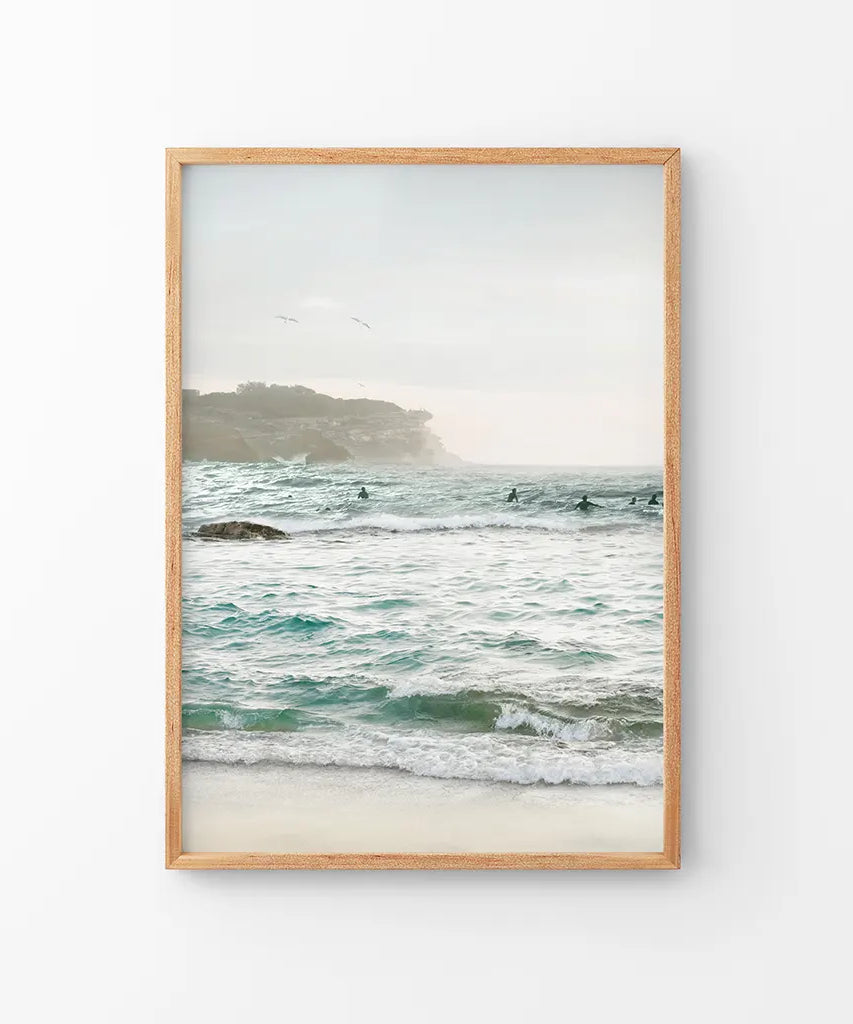 Nautisches Küstenfoto. Meereswellen und Felsen-Druck