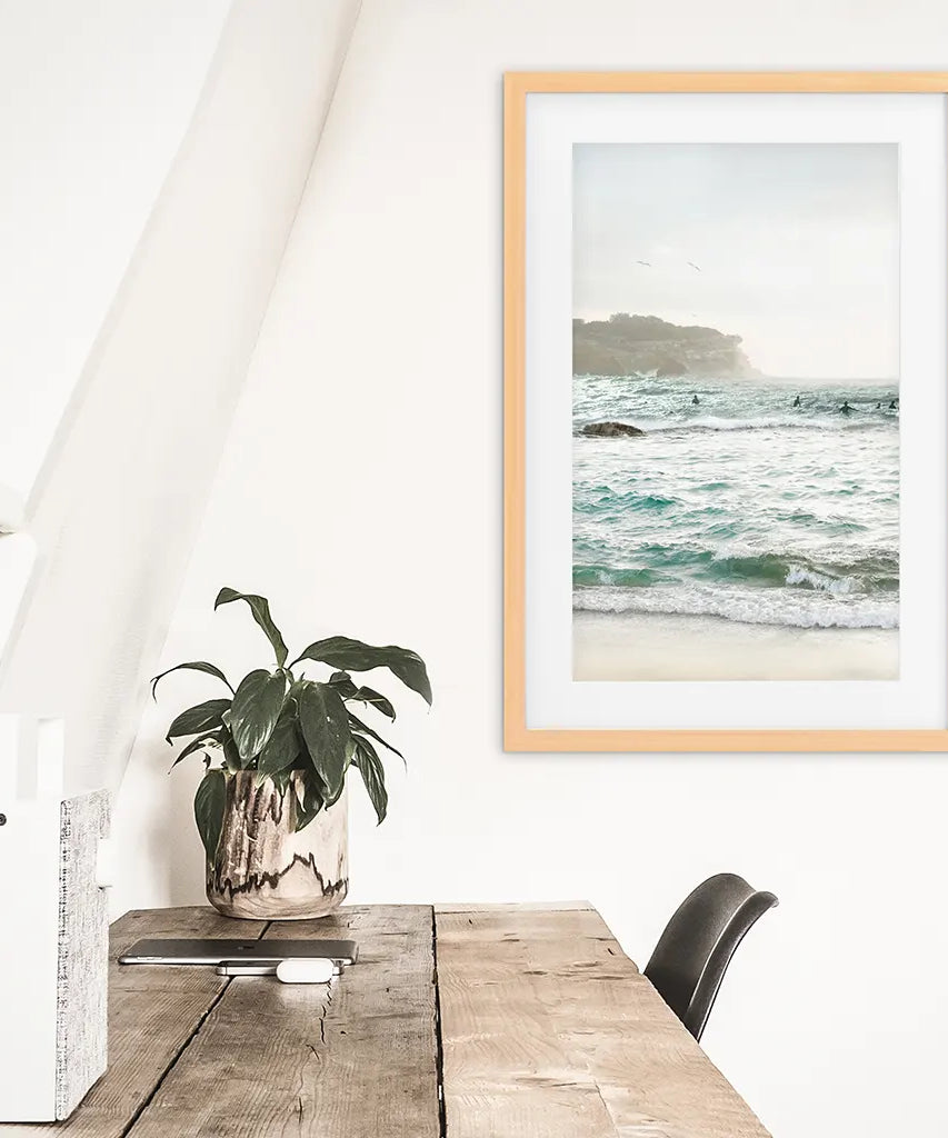 Nautisches Küstenfoto. Meereswellen und Felsen-Druck