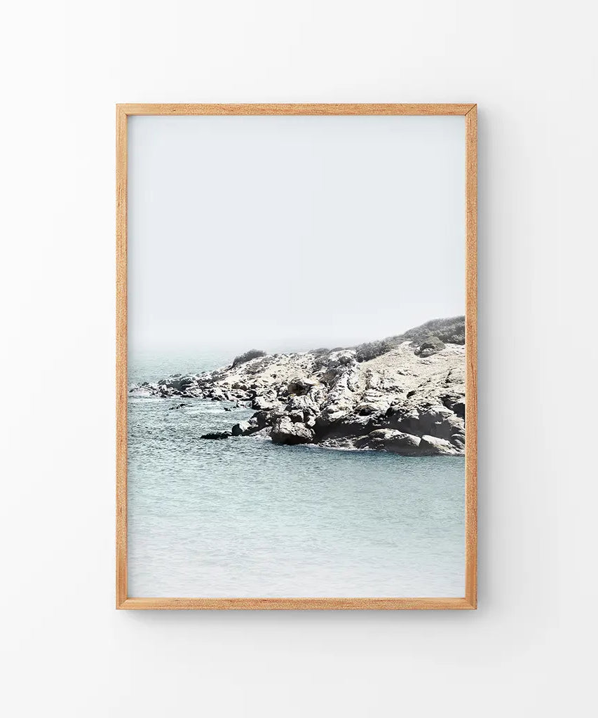 Maritimer Druck in neutralen Tönen. Meereswellen, Felsen